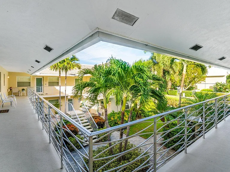 100 Venetian Dr #9 — Photo 4