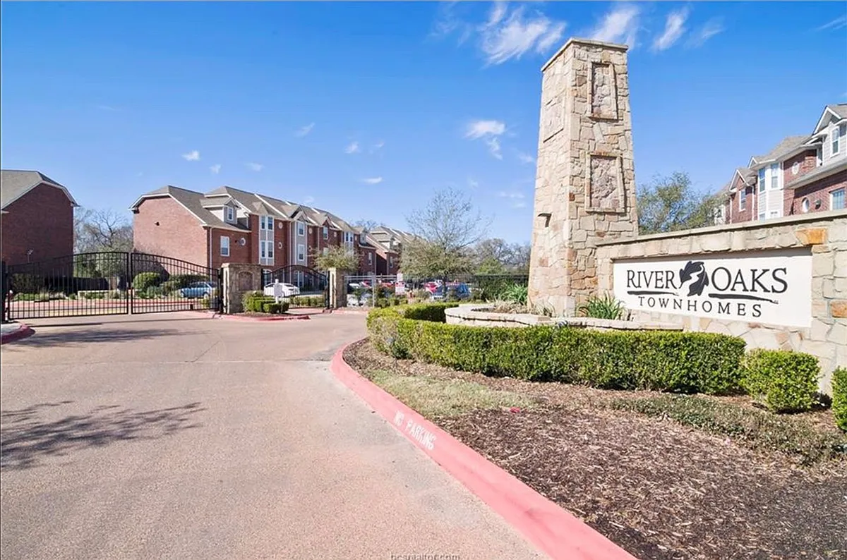 Building Photo - 305 Holleman Dr E #605