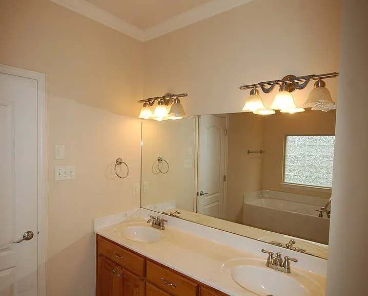 3025 Gemstone Cv — Photo 17