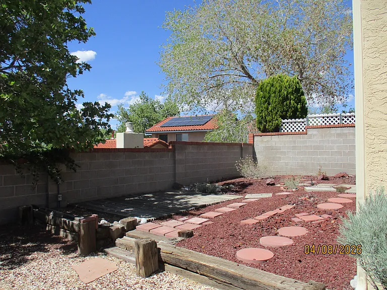 10409 Camino Del Oso NE — Photo 32