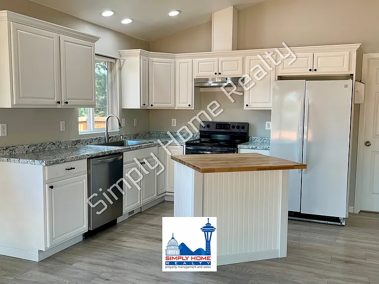 9807 Greenleaf Loop SE — Photo 6