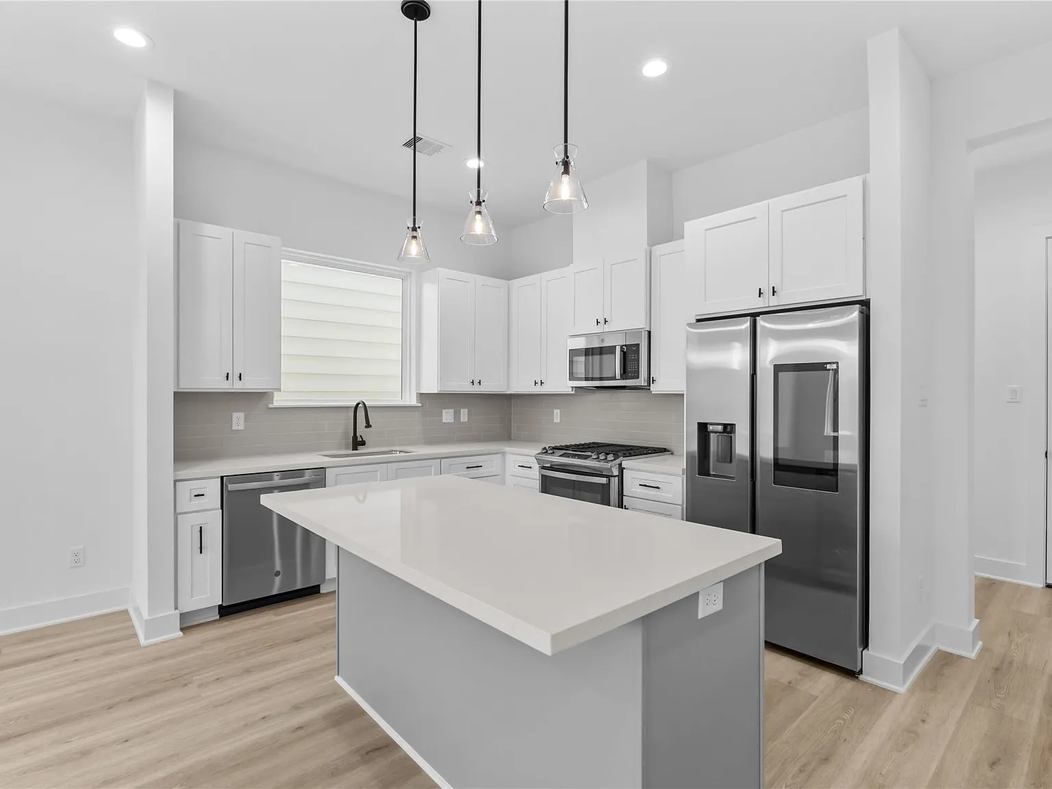 3 bed, 3.5 bath, 1807 sqft, $2,700 — Photo 2