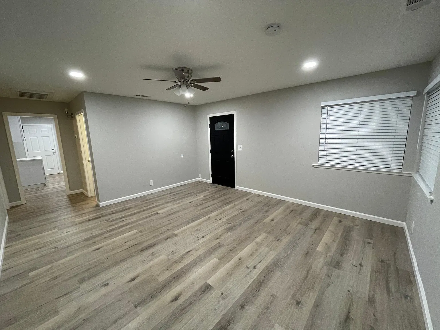 2405 R St photo 1