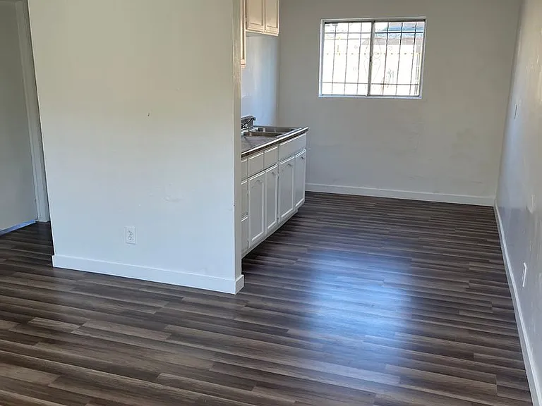 517 W 84th St — Photo 19