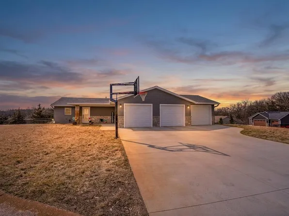 101 Meadow Ln, New London, MN 56273