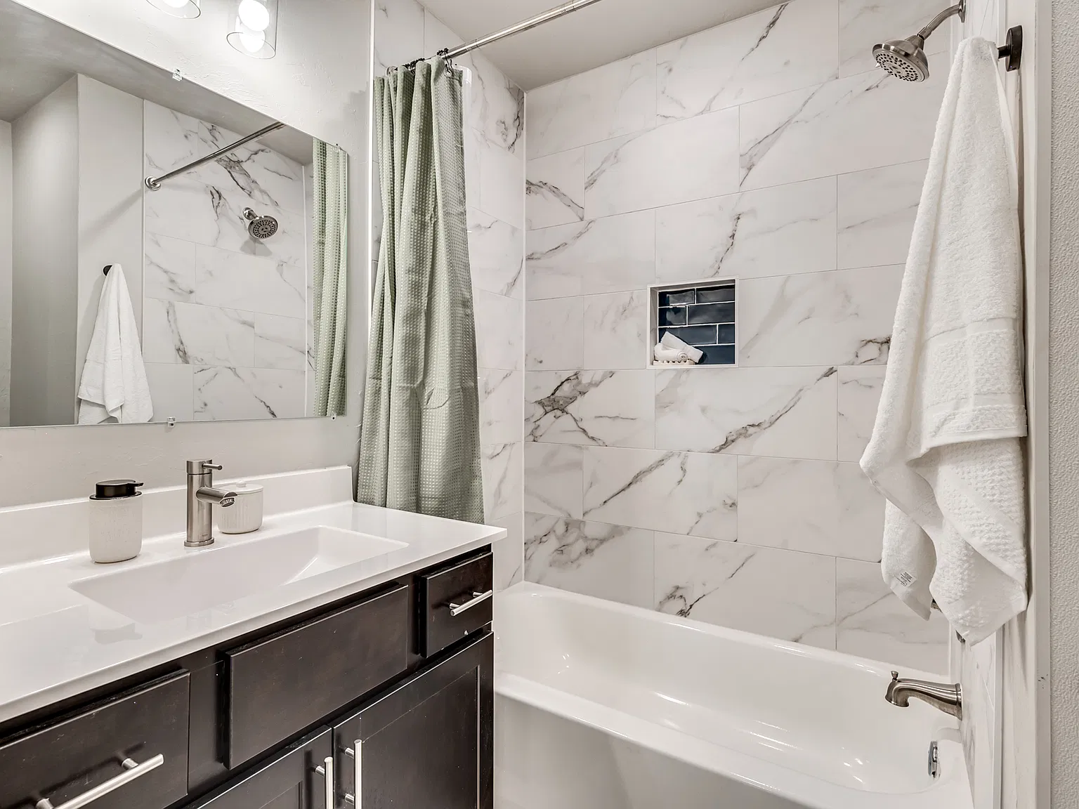 1 bed, 1.5 bath, 1250 sqft, $975 — Photo 2