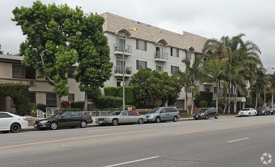 1st image of 4441 Woodman Ave APT 205