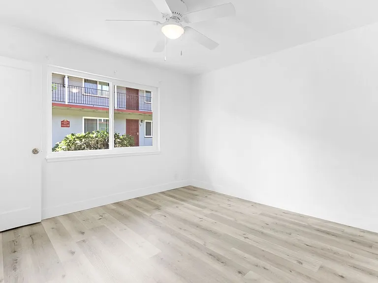 Country Club Apartments — Photo 16