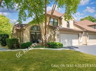 100 Chatsworth Cir, Schaumburg, IL 60194