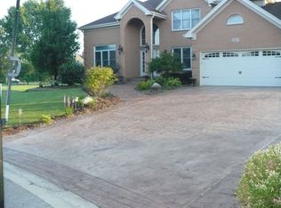 827 Crabapple Ct, West Chicago, IL
