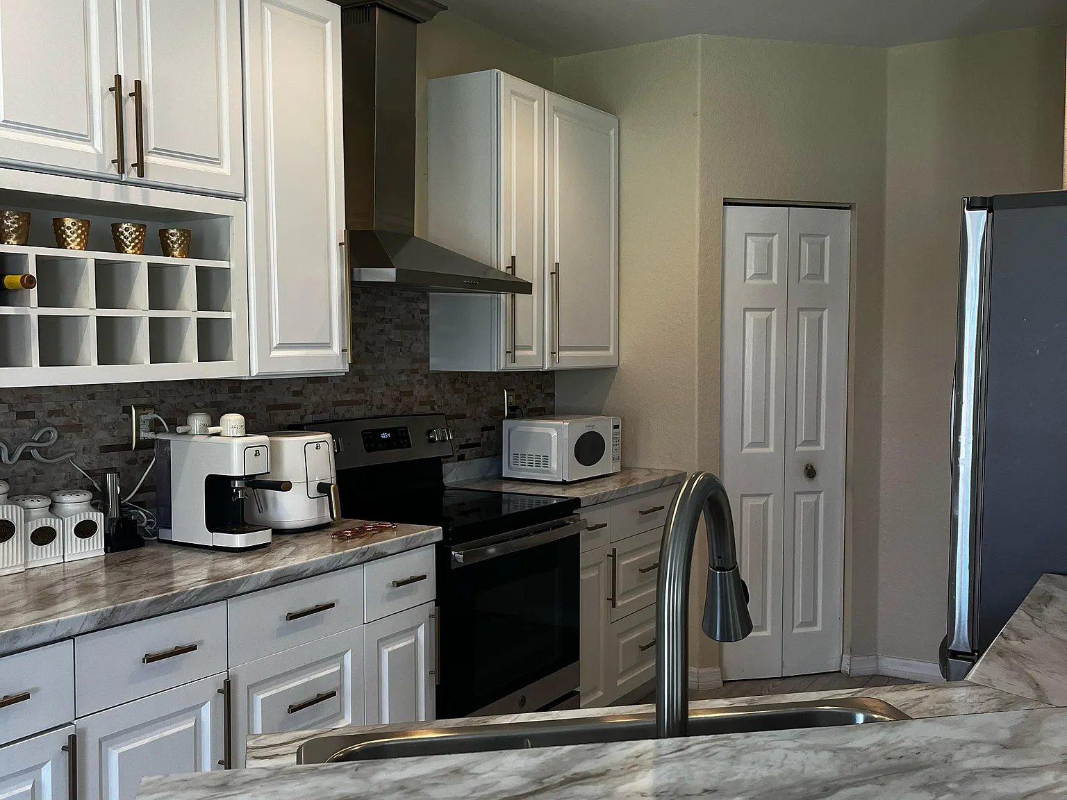 3 bed, 1874 sqft, $2,800 — Photo 2