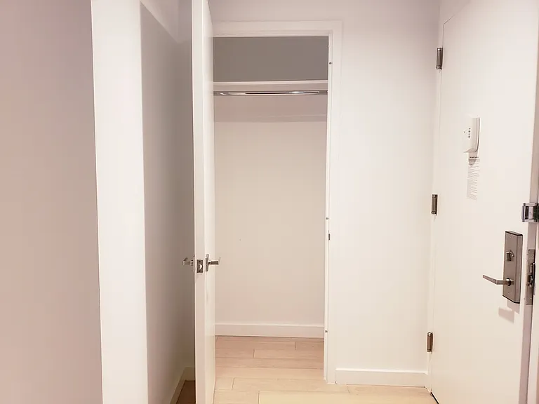 535 W 43rd St S #4L — Photo 6