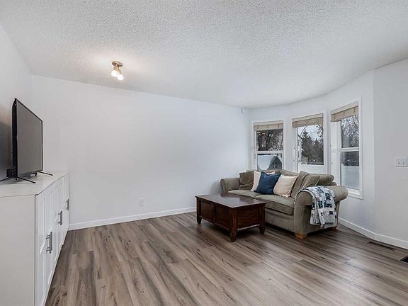 4th image of 2 Everridge Vlg SW