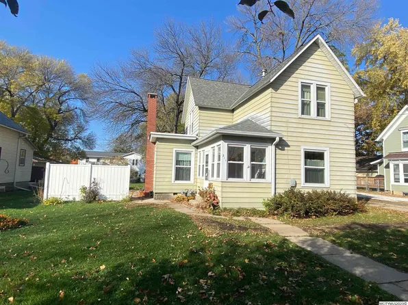 211 N 10th St, Clear Lake, IA 50428