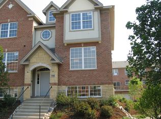 110 Creekbend Ct, Mount Prospect, IL 60056