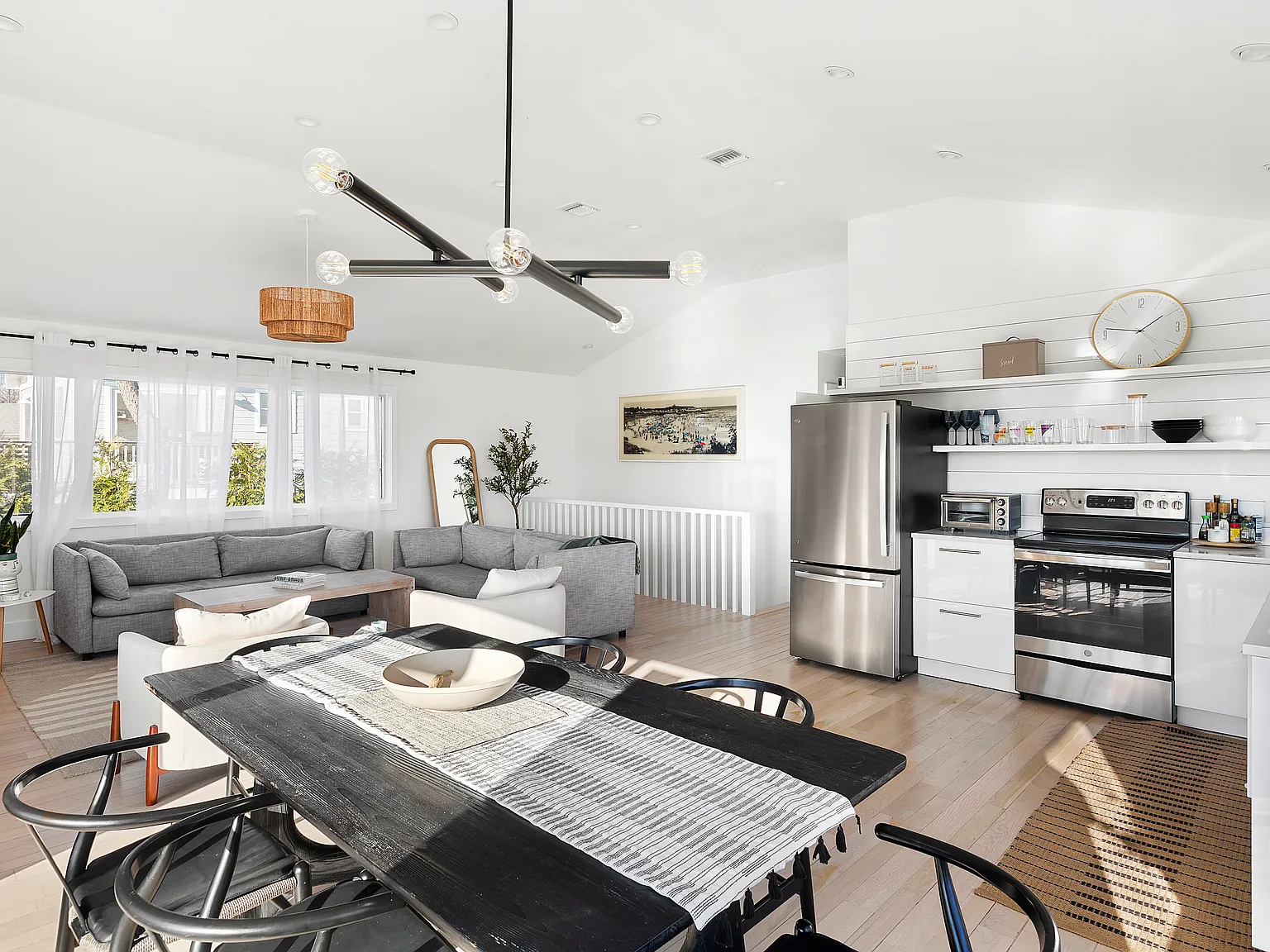 Ditch Plains Beach House With Pool — Photo 4