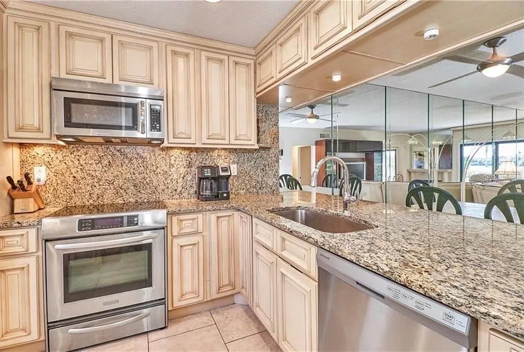 3 bed, 3.0 bath, 1650 sqft, $3,200 — Photo 2