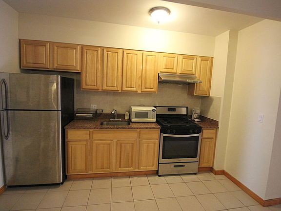 4th image of 374 Cornelia St #2