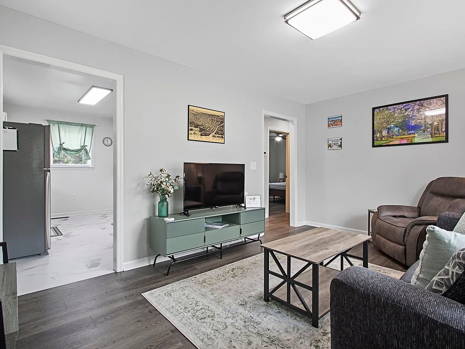 2 bed, 1.0 bath, 900 sqft, $1,695 — Photo 2