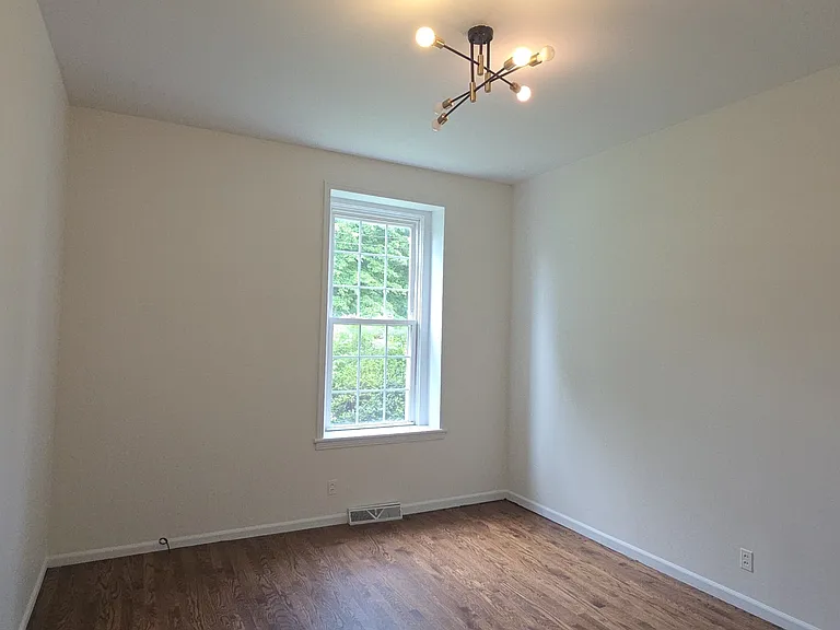 504 E Vine St — Photo 9