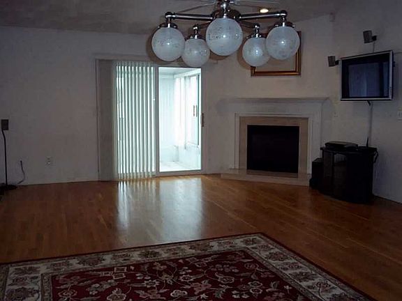 4th image of 3 Lees Farm Commons Dr