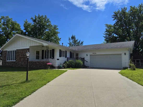 604 Hildreth St, Charles City, IA 50616
