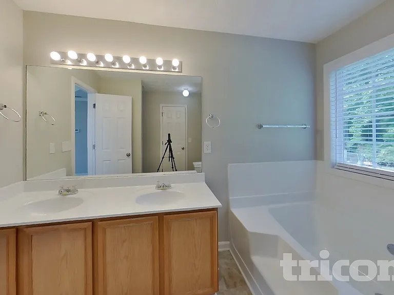 417 Carrie Ct — Photo 8