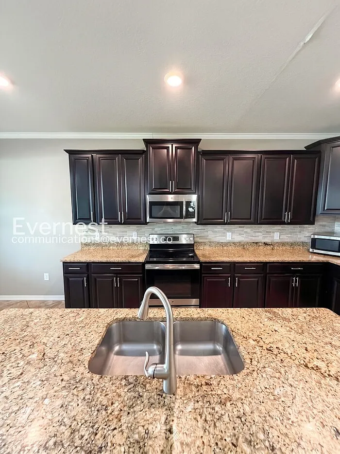 4 bed, 3.0 bath, 2529 sqft, $3,500 — Photo 2
