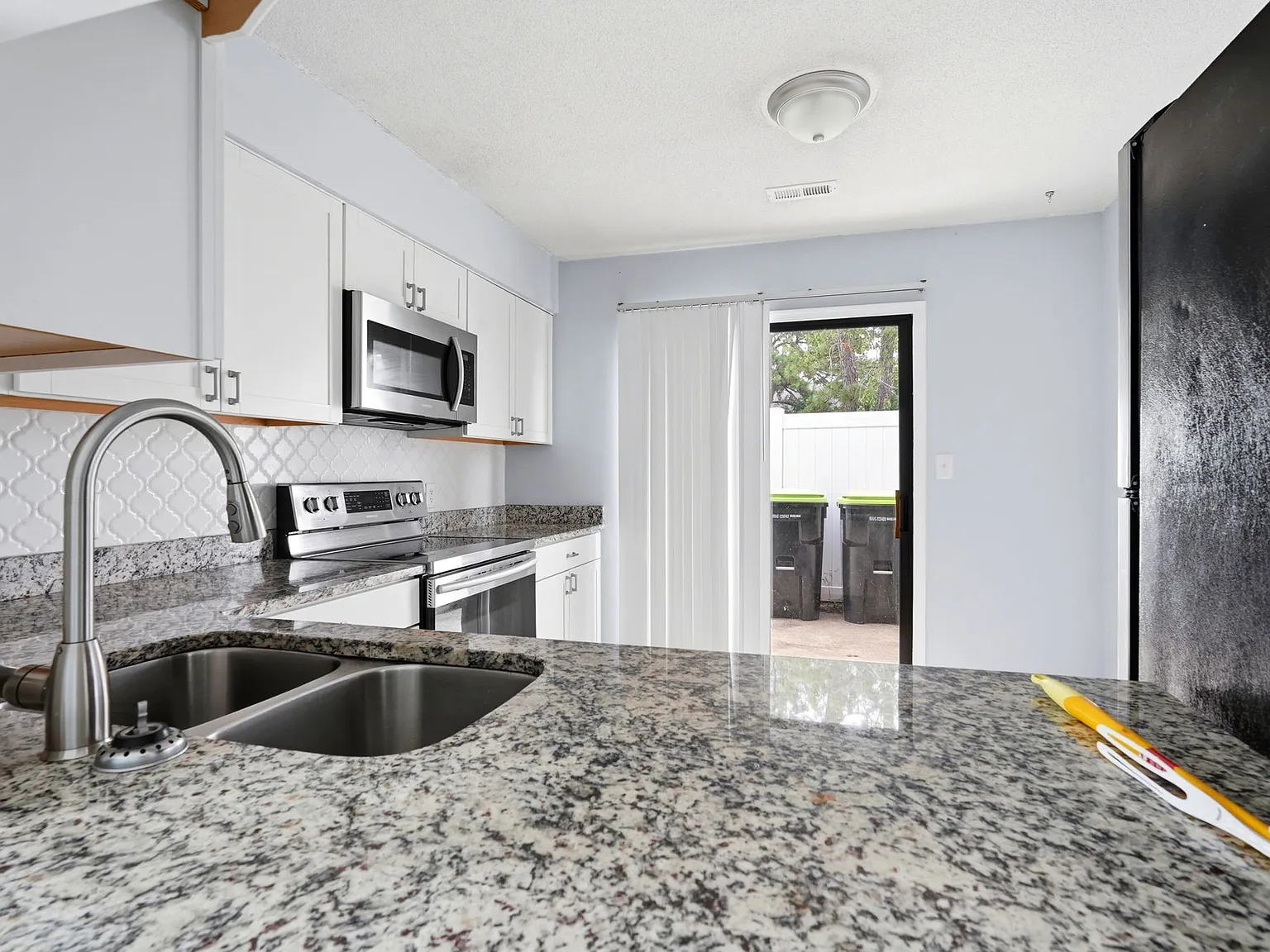 2 bed, 1100 sqft, $1,800 — Photo 3