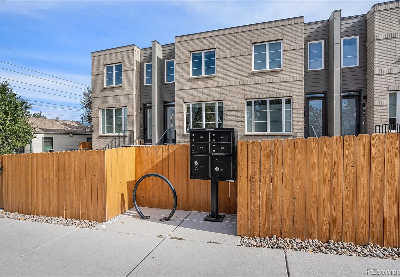 2 bed, 2.5 bath, 1616 sqft, $3,200 — Photo 2