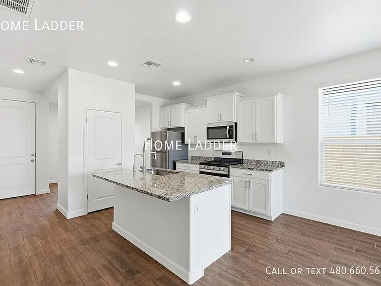 2713 N Camden Dr — Photo 8