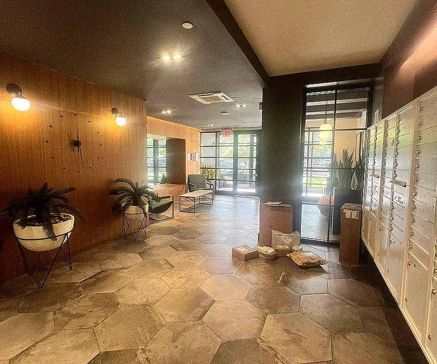 585 Ocean Pkwy #6C