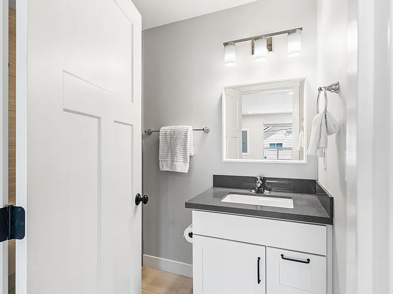 Hall Bath (Full)