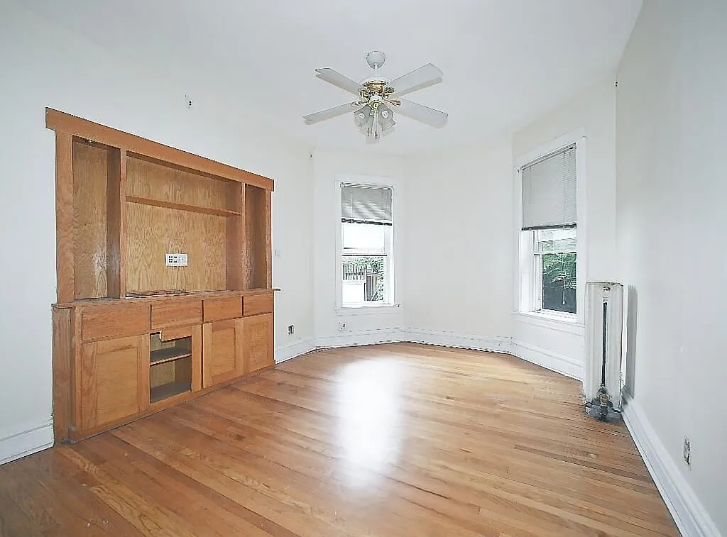 3 bed, 1.0 bath, 2000 sqft, $2,495 — Photo 2