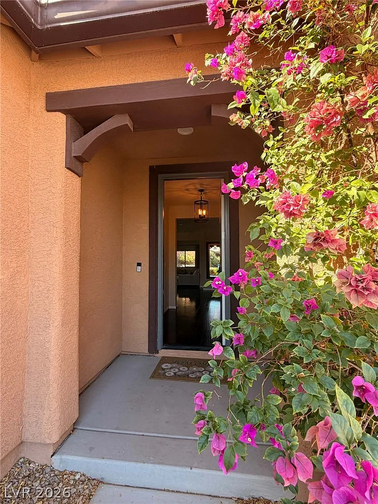 3 bed, 2.0 bath, 1847 sqft, $2,400 — Photo 3