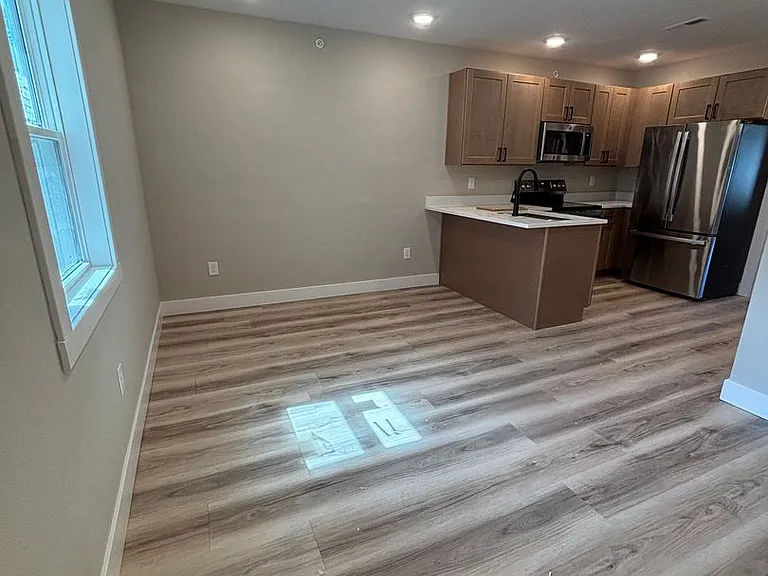106 E Sycamore St — Photo 22