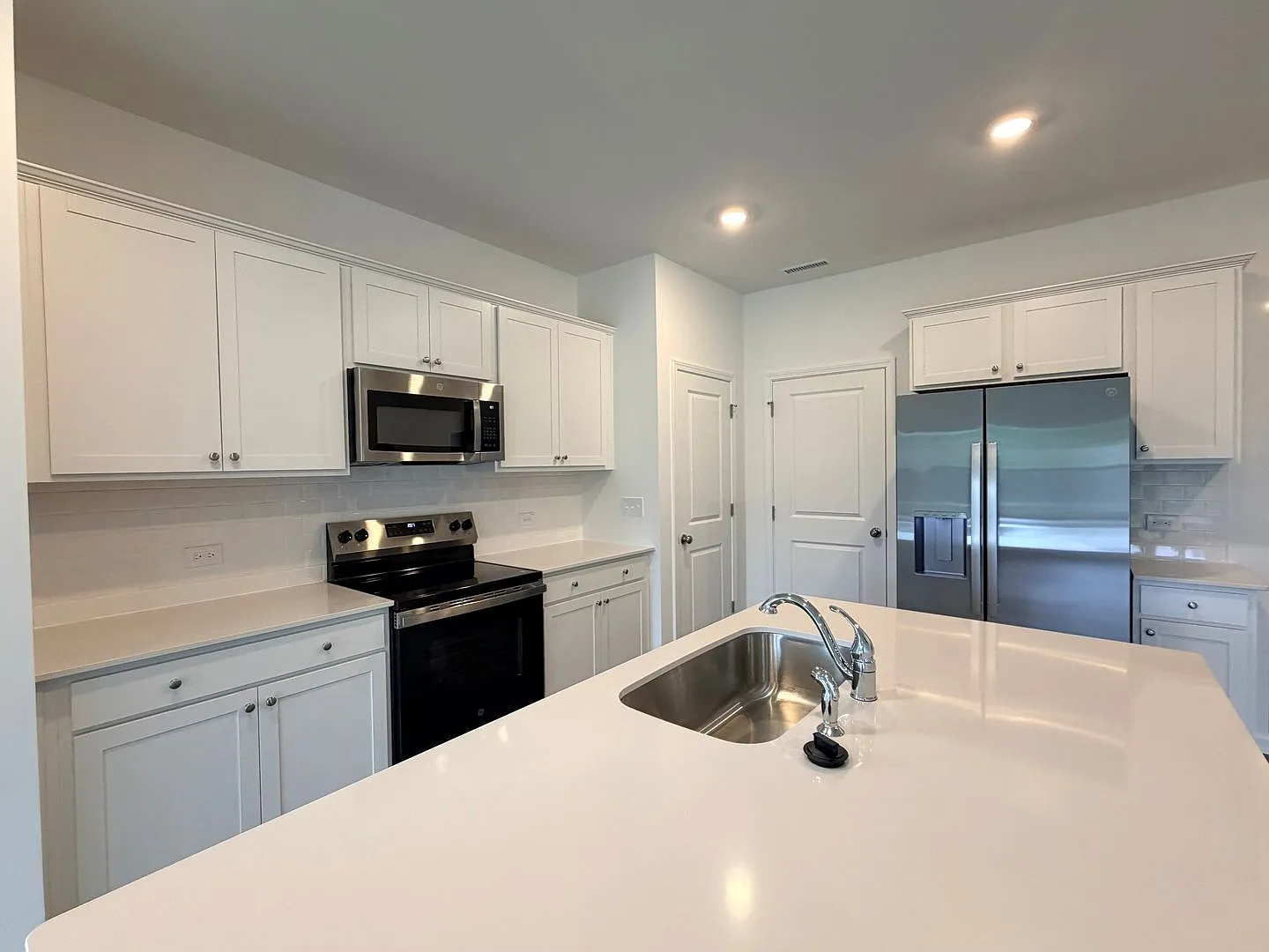 ~~ Luxurious End Unit 3-bedroom Townhome ~~ — Photo 3