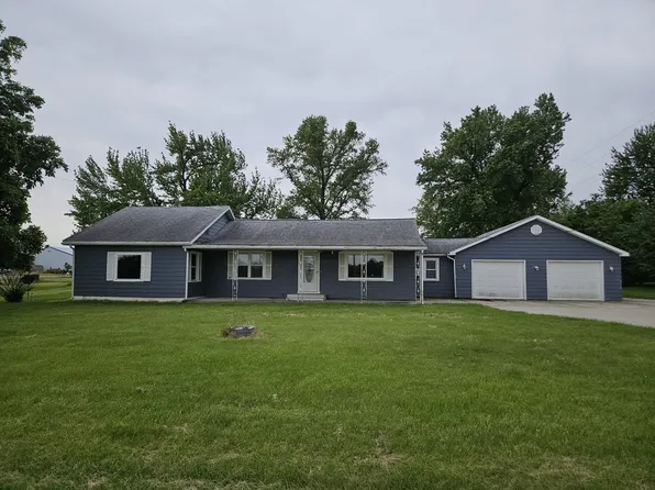 418 S 1st St SE, Clay City, IL 62824