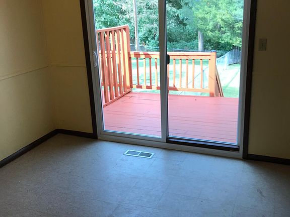 5th image of 904 Brookside St