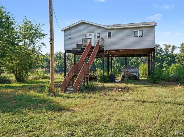 11 Woods Creek Rd, Saint Charles, MO 63301