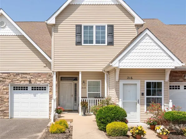 215 Pond Circle #215, Mount Sinai, NY 11766