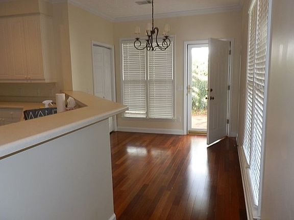 Breakfast/Dining Area