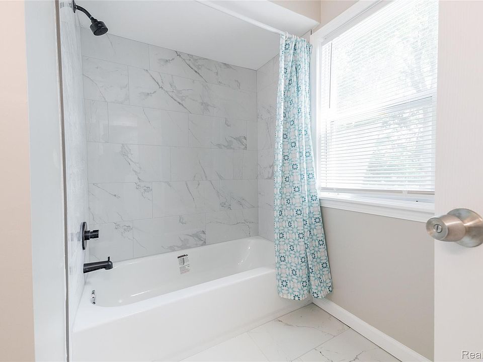 9838 Grosse Ile Pkwy, photo 22