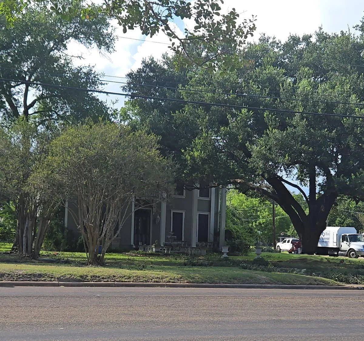 4 bed, 3.0 bath, 2799 sqft, $2,300 — Photo 1
