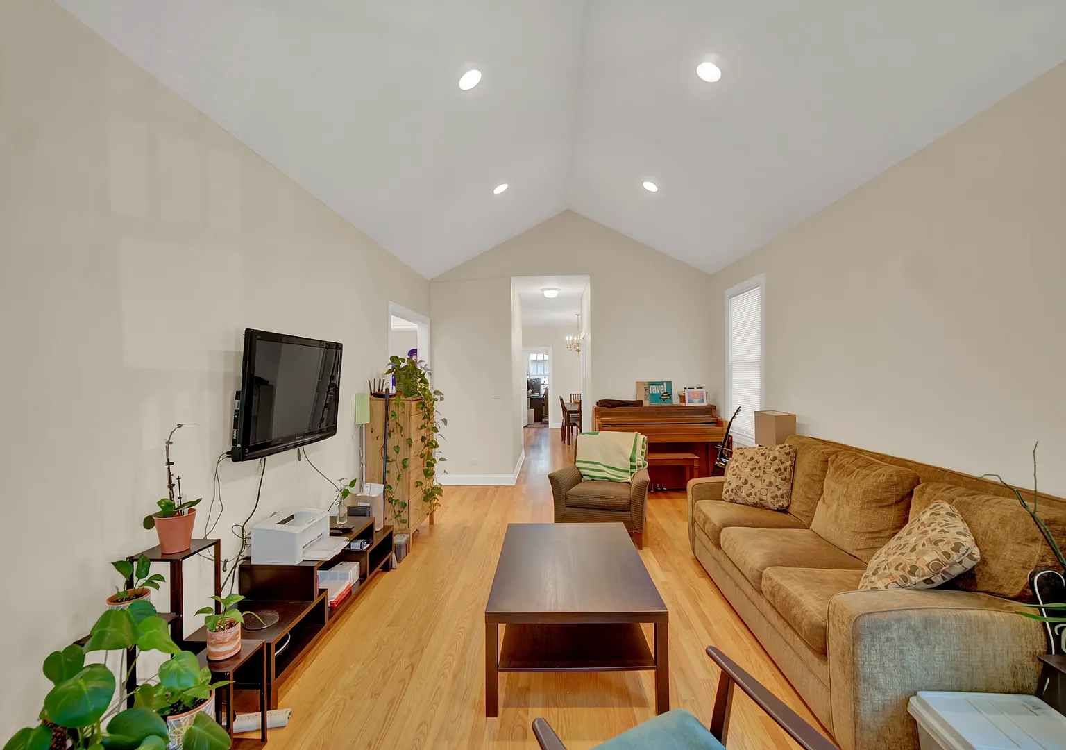 823 Hamlin — Photo 2