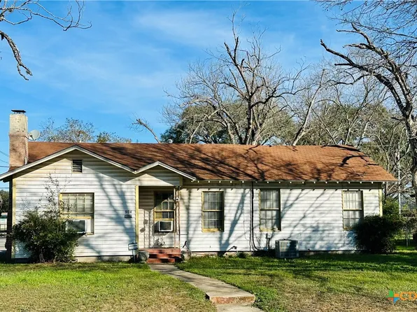 904 Bismark St, Seguin, TX 78155