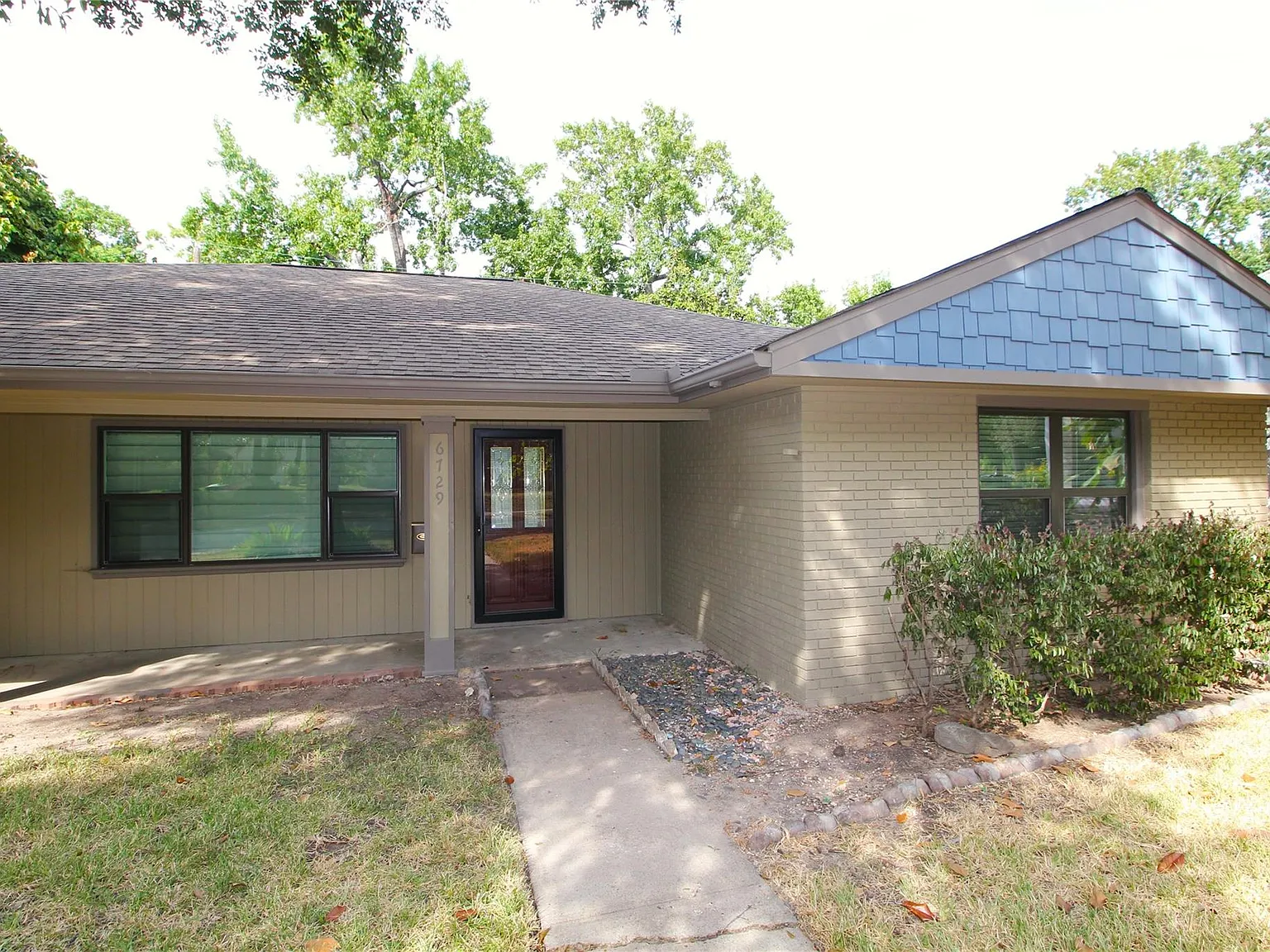 3 bed, 2.0 bath, 1810 sqft, $2,250 — Photo 2