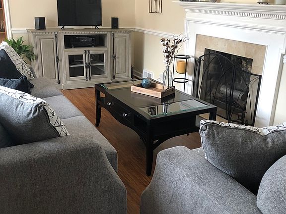 Living Room potential pic #1 - house is unfurnished