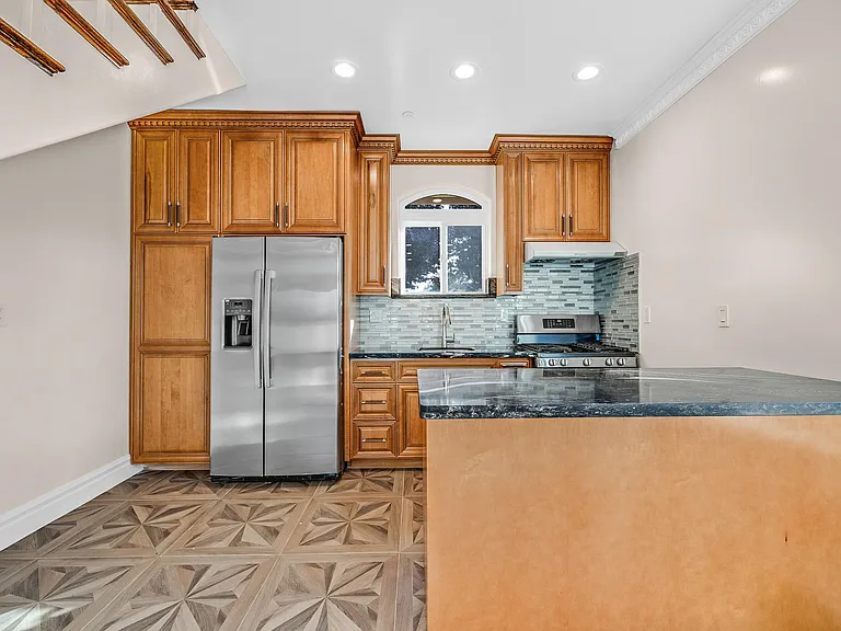 322 Tennyson Rd — Photo 9