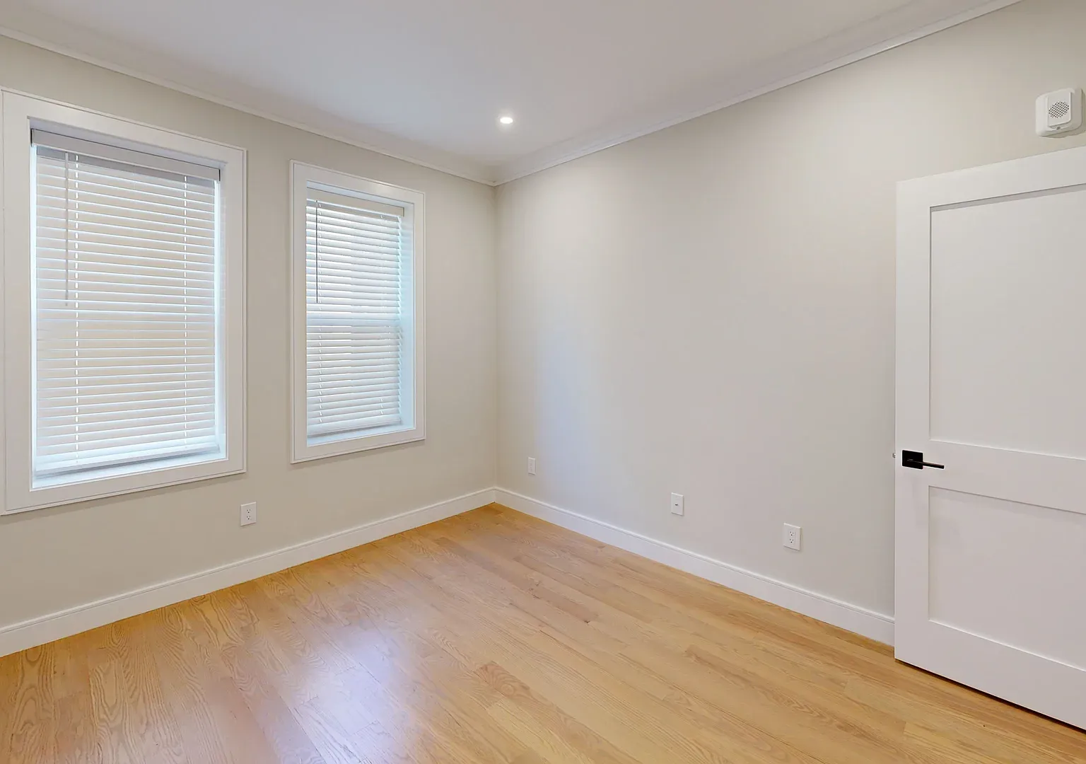 3 bed, 1000 sqft, $5,025 — Photo 4